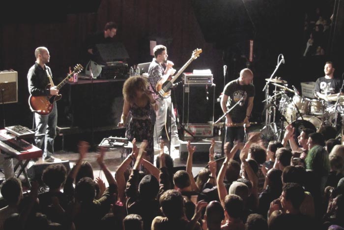 Bonobo_Live_April_2010