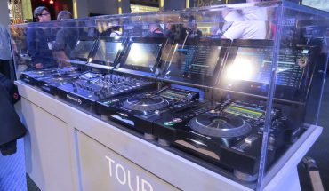 tour_series_01-min